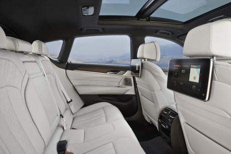 Tương tự 5-Series GT, 6-Series GT chỉ cung cấp 2 phiên bản trang bị là SE và M Sport. Tuy nhiên, hệ thống treo khí nén cầu sau sẽ là trang bị tiêu chuẩn cho tất cả các phiên bản. Nếu có nhu cầu, khách hàng cũng có thể lựa chọn nâng cấp hệ thống treo khí nén cho cầu trước để gia tăng sự ổn định khi vận hành.