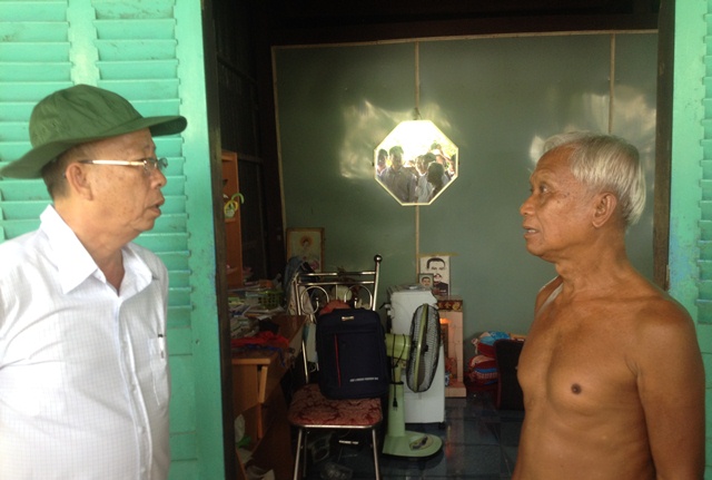 Ông Trần Công Chánh - Bí thư Tỉnh ủy Hậu Giang tiếp xúc với người dân thị trấn Mái Dầm (Hậu Giang) hôm 13/9.