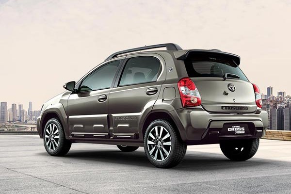 Mẫu xe siêu rẻ của Toyota vẫn được đánh giá cao về thiết kế với ngoại hình bắt mắt cùng những đường gân dập nổi tạo nên vẻ khỏe khoắn và mạnh mẽ đầy ấn tượng. Đầu xe nổi bật với lưới tản nhiệt màu đen, logo Toyota được gắn ở trung tâm cùng với thanh kim loại khắc logo X-Edition cùng màu với thân xe. 