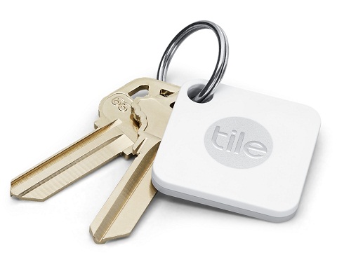 Móc khóa thông minh Tile Mate. Tile Mate là một công cụ theo dõi Bluetooth giúp bạn có thể giữ bất kỳ vật gì bạn cần để định vị. Gắn với vòng khóa, thiết bị này sẽ giúp bạn tiết kiệm nhiều giờ lục tung ngôi nhà của mình để tìm kiếm khóa nhà hoặc xe hơi. Nhờ ứng dụng được cài đặt trên điện thoại thông minh, bạn chỉ cần bấm nút để nghe tiếng chuông phát ra từ Tile Mate. Ngoài ra, nếu bạn có trong tay Tile Mate trên tay nhưng bạn làm mất điện thoại, bấm vào nút trên thiết bị và điện thoại của bạn sẽ đổ chuông (tính năng này hoạt động trong bán kính 30 m). Nếu bạn treo Tile Mate trên xe đạp hoặc ba lô nhưng chúng đã bị mất cắp và đang ở cách xa bạn hàng km, ứng dụng sẽ cho bạn biết vị trí cuối cùng được Tile Mate ghi lại. 