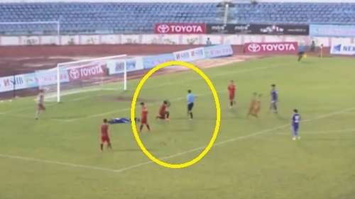 Cầu thủ vái lạy trọng tài: Xu hướng mới của V-League?