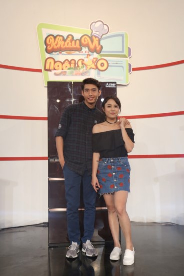 Quang Đăng chia sẻ rằng vì ở chung với gia đình nên tủ lạnh nhà anh đã được mẹ anh thầu hết. 