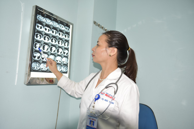 BS Thanh đang tư vấn kết quả chụp CT phổi cho bệnh nhân