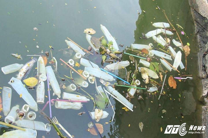 Bao cao su nổi trắng Hồ Tây: Công an vào cuộc điều tra