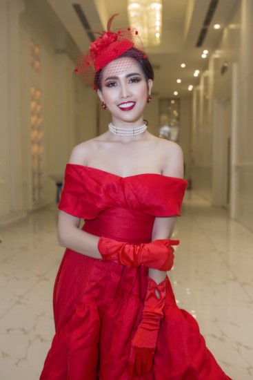 Người đẹp Phan Thị Mơ quyến rũ trong một thiết kế cổ điển. 