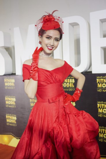 Cô nàng sử dụng đầm dài màu đỏ kết hợp cùng găng tay, mũ che nửa mặt, giày cao gót cùng tone đỏ nổi bật. 