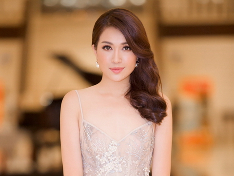 Lệ Hằng cực gợi cảm làm host 'Tôi là Hoa hậu Hoàn vũ Việt Nam'