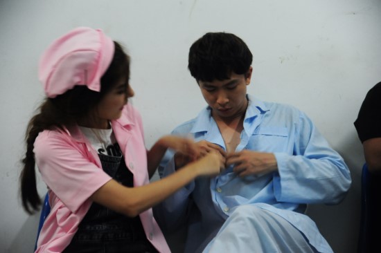 Thậm chí Lilly Luta và Hồ Việt Trung còn không ngại công khai chăm sóc lẫn nhau. 
