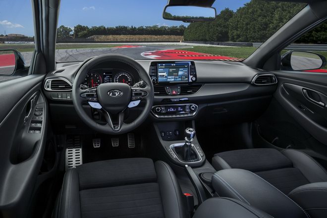 So với i30 tiêu chuẩn, mẫu i30 N khác biệt ở đèn pha, cản trước, cánh gió sau thể thao hơn hẳn, tăng cường tính khí động học. Hệ thống ống xả đôi với các chi tiết trang trí màu đỏ bắt mắt. Logo N nổi bật được đính ở bên trong lưới tản nhiệt phía trước.