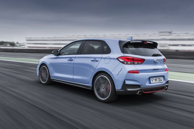 Động cơ trên i30 N là máy xăng 2.0L tăng áp, công suất 246 mã lực với khả năng tăng tốc 0-100 km/h trong vòng 6,4 giây. Nếu trang bị gói nâng cấp Performance Package, công suất động cơ tăng lên 271 mã lực, đồng thời hạ thời gian tăng tốc 0-100 km/h xuống 6,1 giây. Gói này cũng bổ sung thêm mâm hợp kim 19 inch, lốp Pirelli P-Zero, cùm phanh đỏ, vi sai điện tử chống trượt và phần mềm điều chỉnh âm thanh ống xả.
