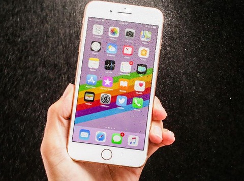 8. iPhone 8 Plus. iPhone 8 Plus hài lòng với thiết kế từ cách đây 3 năm với một loạt cải tiến : chip A11 Bionic siêu mạnh mẽ, máy ảnh hiệu quả hơn và màn hình LCD tốt nhất. Ngay cả khi không tích hợp hiệu ứng 
