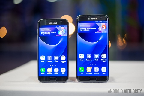 5. Samsung Galaxy S7/S7 Edge. Galaxy S7/S7 Edge, bản cập nhật lớn của Galaxy S6, vá những lỗi lớn của người đi trước với sự trở lại của thẻ nhớ microSD, thiết kế, hiệu suất và đặc biệt là tuổi thọ pin được cải thiện hơn. Một lựa chọn tốt cho những người không có đủ ngân sách sở hữu S8 mới. Điểm đánh giá : 9,12/10.  
