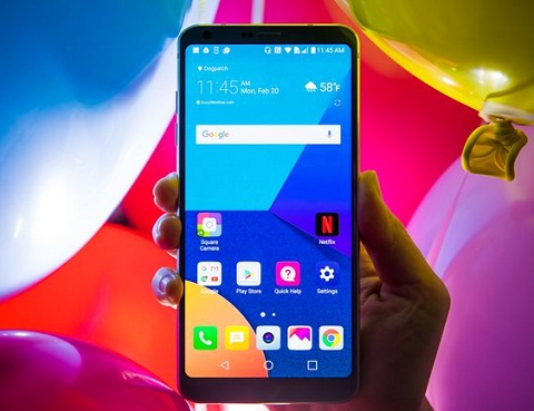 4. LG G6. LG trở lại thị trường ấn tượng với G6, sau G5 không mấy hấp dẫn người dùng. Mô hình này nổi bật với màn hình đẹp, nồi đồng cối đá và tính năng chụp ảnh cải thiện. Người dùng đánh giá cao sự hiện diện của cảm biến thứ hai với ống kính góc rộng tích hợp trong điện thoại. Điểm đánh giá : 9,13/10. 