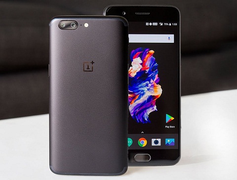 2. OnePlus 5. Mặc dù giá niêm yết cao nhưng OnePlus 5 không làm người dùng thất vọng. Thiết kế tinh tế, bộ vi xử lí Snapdragon 835 mạnh mẽ, tuổi thọ pin bền và  cảm biến ảnh kép tuyệt vời là những ưu điểm nổi bật của mô hình này. Ngoài ra điện thoại còn có 8 GB bộ nhớ RAM và 128 GB bộ nhớ trong. Điểm đánh giá : 9,29/10. 
