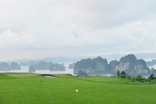 Khung cảnh vịnh Hạ Long từ sân golf của FLC Hạ Long