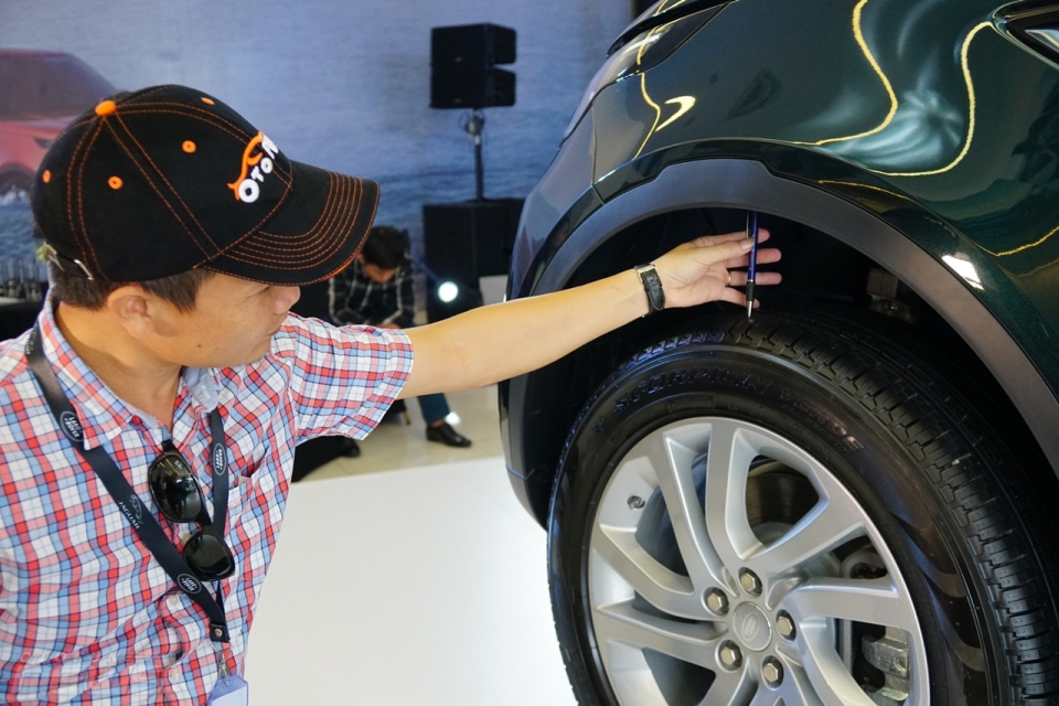 Với công nghệ công nghệ Auto Access Height cho phép tăng hoặc giảm chiều cao gầm xuống 120 mm.