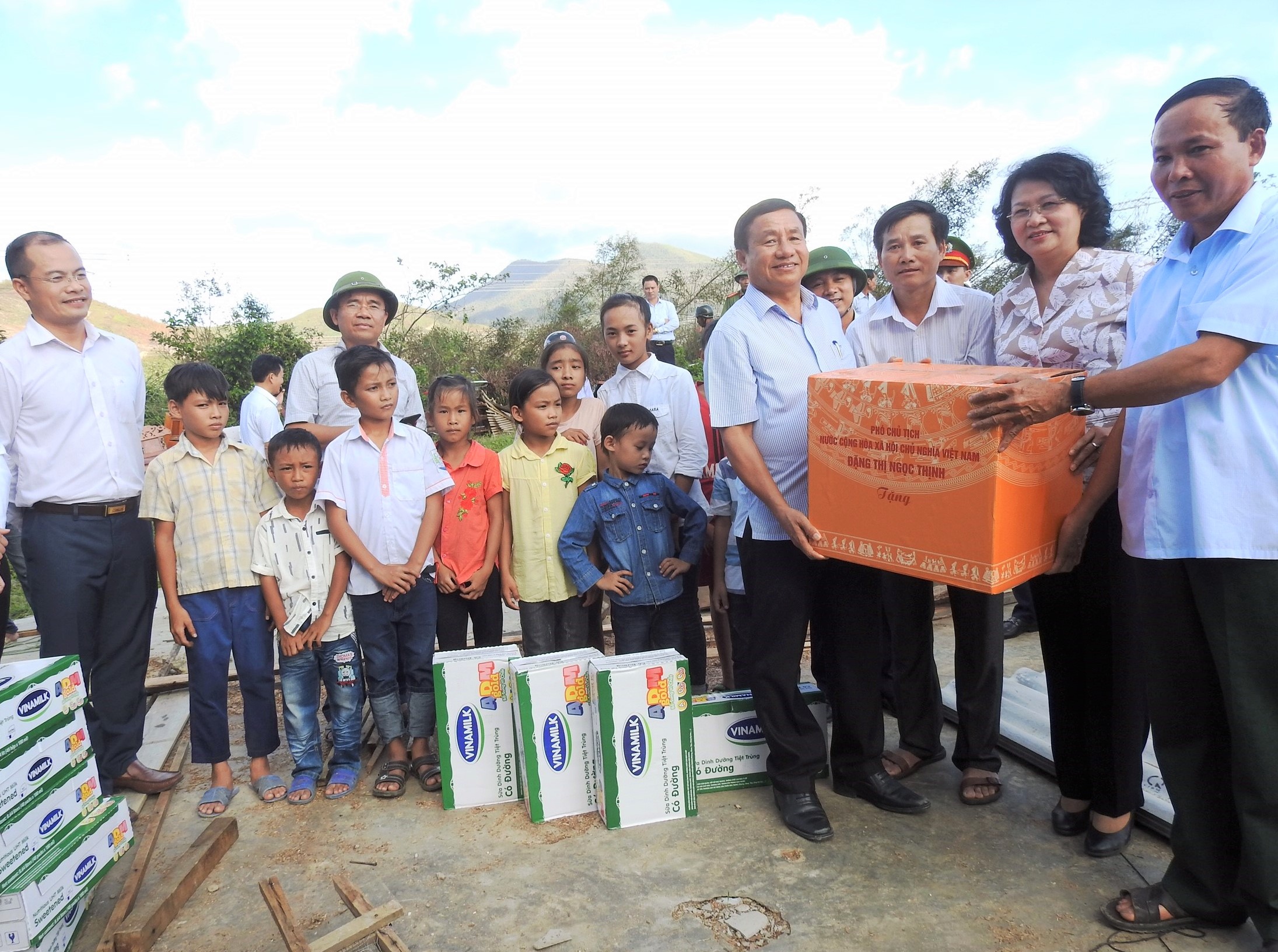  Bà Đặng Thị Ngọc Thịnh – Phó Chủ tịch nước, Bà Lê Tuyết Mai, Phó Giám Đốc Quỹ Bảo trợ Trẻ em Việt Nam, ông Đậu Phi Tú – Giám Đốc Trang trại Vinamilk Hà Tĩnh và đại diện lãnh đạo tỉnh Hà Tĩnh đến thăm và tặng quà, sữa cho người dân và trẻ em vùng lũ xã Kỳ Lạc, huyện Kỳ Anh, Hà Tĩnh
