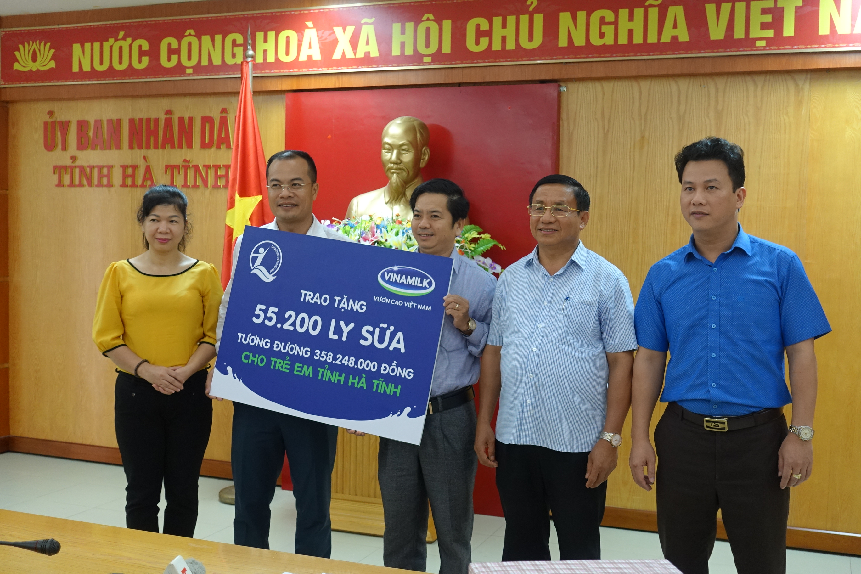Bà Lê Tuyết Mai, Phó Giám Đốc Quỹ Bảo trợ Trẻ em Việt Nam, ông Đậu Phi Tú – Giám Đốc Trang trại Vinamilk Hà Tĩnh trao bảng tượng trưng 55.200 ly sữa, tương đương 358.248.000 đồng cho trẻ em vùng lũ Hà Tĩnh