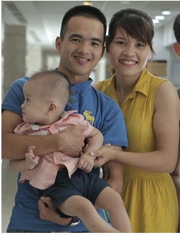 Bố mẹ Tuấn Khang hạnh phúc khi thấy mắt con được hồi sinh