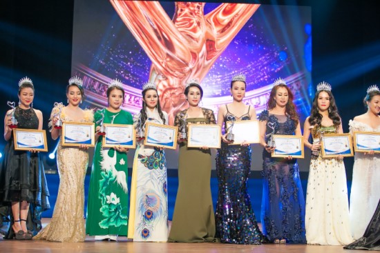 Hoa hậu Hạnh Lê khoe nhan sắc xinh đẹp đi sự kiện