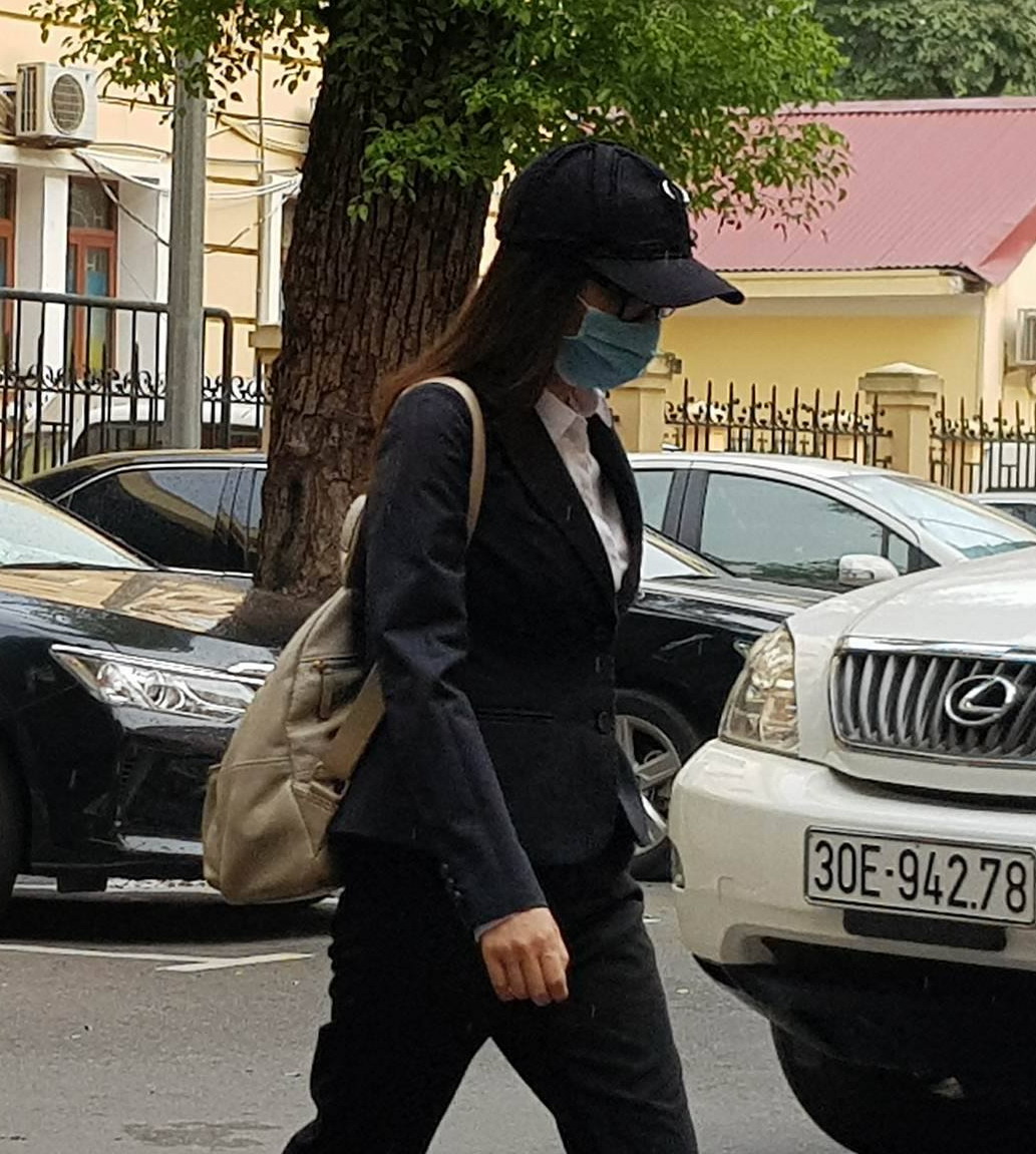 Hoàng Thị Hồng Tứ vẫn đeo khẩu trang kín mặt khi đến Tòa