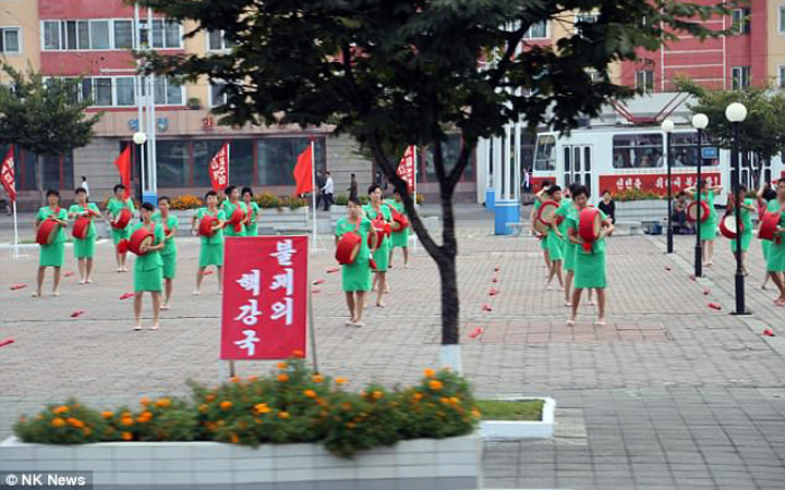 Nhiều biểu ngữ được viết bằng chữ trắng trên nền đỏ, nhấn mạnh tầm quan trọng của thông điệp.