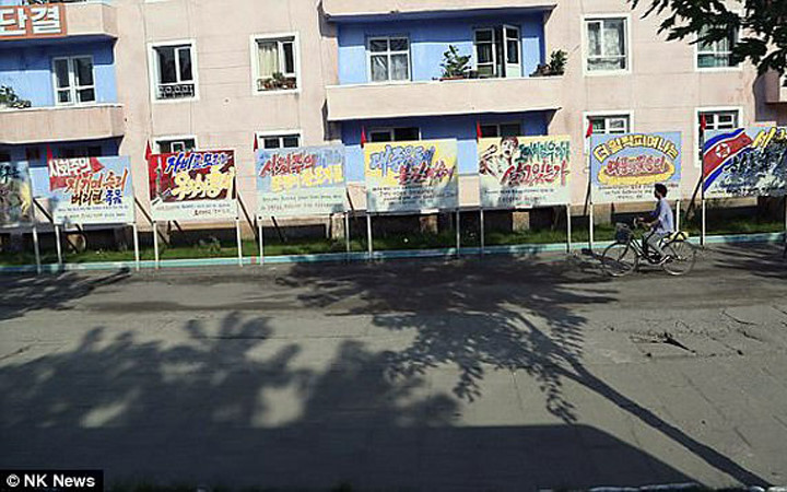 Biểu ngữ cũng kêu gọi sự “tự cường” và “đoàn kết toàn diện” của người dân cả nước sau khi Triều Tiên cáo buộc Tổng thống Mỹ Donald Trump “tuyên chiến” với nước này trong bài phát biểu trước Đại hội đồng Liên Hợp Quốc.