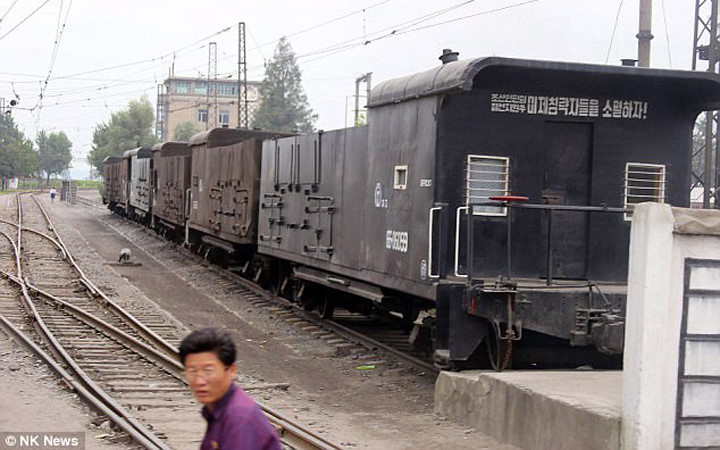 Khẩu hiệu trên toa tàu này có nghĩa là “xóa sổ Mỹ - kẻ thù lớn của người dân Triều Tiên”.