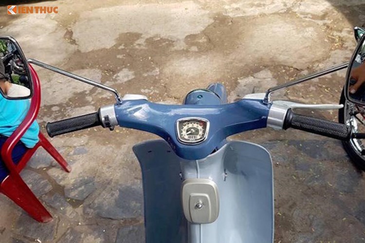 Tay lái của chiếc xe này cũng được thiết kế khác biệt, chỉ có duy nhất 2 đèn xi-nhan nằm hai bên, trong khi những chiếc Cub thế hệ sau còn tích hợp thêm đèn pha. Ở thế hệ đầu tiên này, đèn pha của xe nằm ở bên dưới phần mặt nạ, đồng thời cũng đóng vai trò là khe thoát âm của còi. 