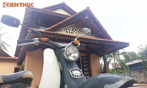 Tại Việt Nam hiện nay, chỉ tính riêng tới việc tìm ra một chiếc Honda Super Cub C100 cũng là một thử thách rất khó khăn, chưa kể tới một chiếc xe trong tình trạng hoàn hảo sẽ có mức giá lên đến cả trăm triệu. Chiếc xe trong bài viết hiện đang được người chơi rao bán khoảng 65 triệu đồng. 