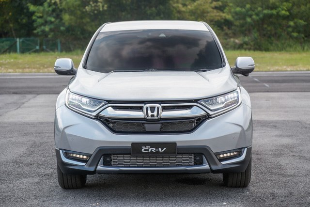 Đứng đầu trong danh sách là chiếc xe crossover CR-V hạng trung của Honda. Ở thế hệ mới, Honda CR-V 2017 có trục cơ sở dài hơn 41 mm, do đó bên trong khoang nội thất rộng hơn với hàng ghế sau có thêm 53 mm khoảng để chân cho người ngồi, trong khi thể tích khoang hành lý tăng thêm 56,6 lít, đạt 1104 lít.