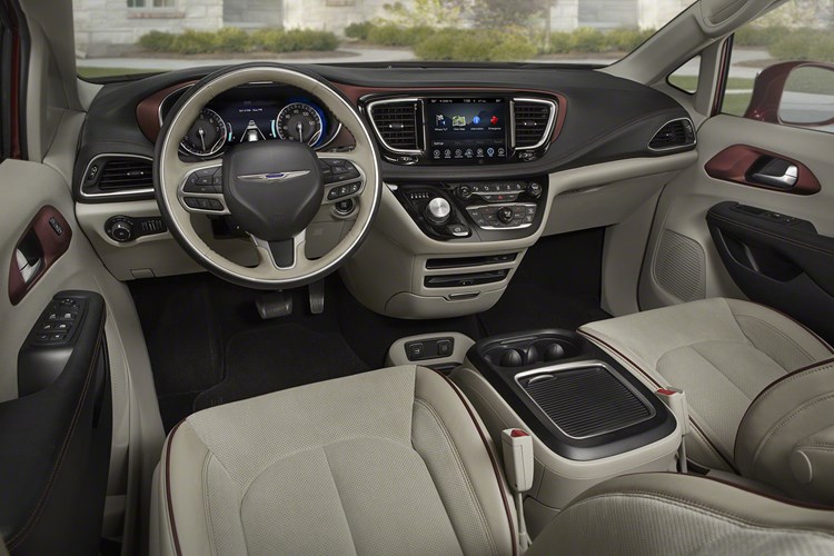 Bên cạnh vẻ ngoài hiện đại, Pacifica Hybrid còn thực sự gây ấn tượng với nội thất tiện nghi và những trang bị động cơ tiên tiến. Những trang bị tiện nghi như cốp xe tự động thông minh, hệ thống cửa trượt ,… Trang bị an toàn của xe bao gồm hệ thống ga tự động với khả năng phanh hỗ trợ, hệ thống hỗ trợ đỗ xe và cảnh báo va chạm phía trước.