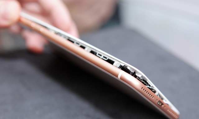 iPhone 8 bất ngờ phát nổ khi đang sạc