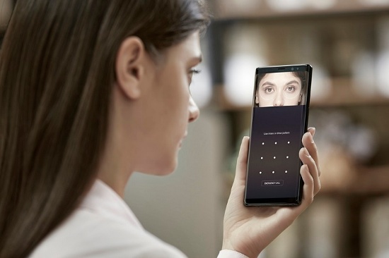 Sau đó đến Samsung với công nghệ quét mống mắt và mở khóa bằng khuôn mặt. iPhone X giờ đây mới được trang bị công nghệ này, dù có sự khác biệt nhưng cũng không đáng kể.