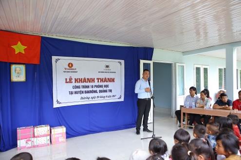 Chia sẻ tại buổi Lễ khánh thành, anh Nguyễn Ngọc Huy - Phụ huynh trường PTLC Vinschool xúc động: “Khi đến nơi, nhìn thấy ngôi trường khang trang mà Tập đoàn Vingroup cùng các cán bộ, thầy cô, phụ huynh học sinh của Vinschool tài trợ, tôi thấy khâm phục vô cùng, bởi để vận chuyển được 1 viên gạch, 1 tạ xi măng, thanh sắt lên tới đây... phải vượt qua mấy chục km đường rừng và đồi núi hiểm trở. Thế nên khi nhìn được dãy nhà khang trang, kiên cố tôi mừng và hạnh phúc biết bao”.