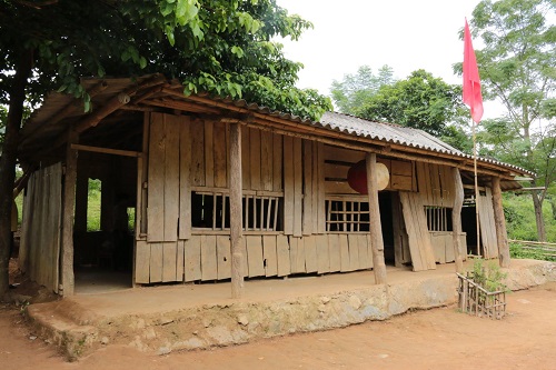 Điểm trường Tiểu học Ba Ngày cách huyện Dakrong 120km đường vòng, nếu trời mưa sẽ phải di chuyển 3 ngày mới tới được đây. Lớp học “ba không”: không điện, không quạt, không cửa.