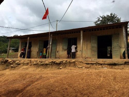 Trước đây, các em học sinh tại điểm trường Ro Ró phải học tập trong những phòng học xiêu vẹo, tạm bợ, không đủ bàn ghế và ánh sáng.