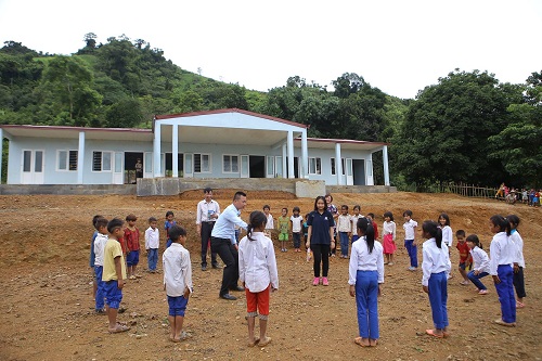 …các em học sinh tại điểm trường Trầm đã có 3 phòng học kiên cố.