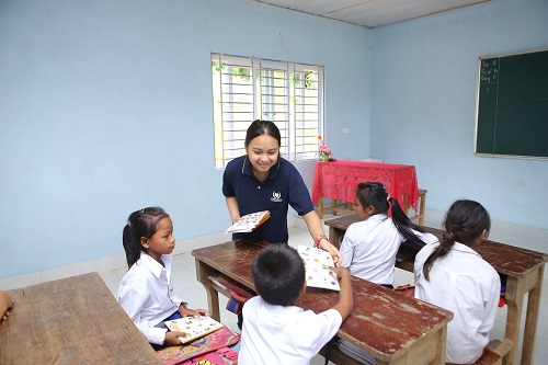 Đại diện Hội đồng học sinh Vinschool, em Nguyễn Minh Châu đã gửi tặng các em nhỏ Dakrong những chiếc cặp sách, những cuốn vở mới tinh. Trước đó, Hội đồng học sinh Trường Trung học Vinschool đã thực hiện rất nhiều hoạt động thiện nguyện, một phần số tiền quyên góp được từ các hoạt động này đã được trích ra để mua quà cho các bạn nhỏ. Món quà của các bạn Hội đồng học sinh Vinschool đã làm cho niềm vui của các em bé nghèo nơi đây trở nên trọn vẹn.