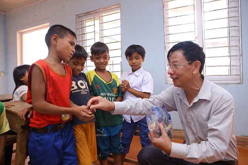 Các em học sinh lễ phép nhận những món quà từ Ban phụ huynh Vinschool, anh Nguyễn Thế Mạnh - phụ huynh trường PTLC Vinschool xúc động chia sẻ: “Nhìn những ánh mắt long lanh của các em bé đồng bào dân tộc Vân Kiều khi được chuyển đến những phòng học mới, dù cố gắng chúng tôi cũng không thể ngăn được những giọt nước mắt. Các em tiếp chúng tôi với một niềm hân hoan như chào đón những người thân từ xa trở về”.