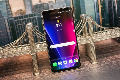 Đúng như những thông tin rò rỉ trước đó LG V30 sở hữu màn hình 6 inch công nghệ P-OLED có độ phân giải 1440 x 2880 pixel cho mật độ điểm ảnh là 564 ppi (đó là tương đương với Galaxy Note 8). Màn hình của máy vẫn sở hữu viền siêu mỏng và chiếm tới 82% diện tích mặt trước, các tính năng tiên tiến như hỗ trợ HDR10 và Always on Display cũng sẽ được trang bị.