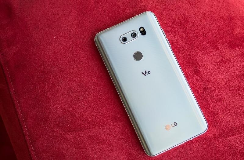 Tuy nhiên mặt kính cường lực phía sau của LG V30 được vát cong về hai cạnh bên thay vì vê cong nhẹ như trên G6, cho cảm giác cầm ôm tay và thoải mái hơn dù kích thước lớn hơn. 