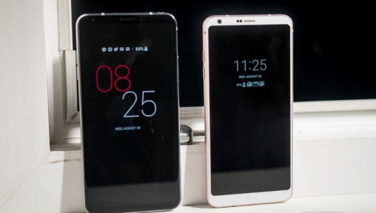 Mặt trước của LG V30 và G6 đều có màn hình lớn, viền rất mỏng, không có phím cứng nhưng trên V30 không còn logo LG nhỏ ở mép dưới phía ngoài màn hình. 