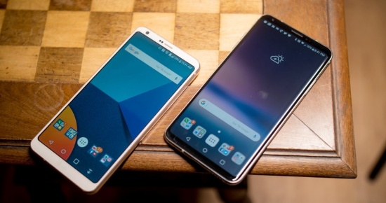 Màn hình: Cả LG G6 và LG V30 đều sở hữu màn hình hiển thị Full Vision với tỉ lệ 18: 9, có cùng độ phân giải màn hình QHD+ (2.880 x 1.440 pixel), đi kèm tính năng always on để hiển thị thông báo thời gian, tin nhắn mà không cần bật màn hình và tích hợp công nghệ hiển thị tiêu chuẩn hình ảnh Dolby Vision và HDR 10. 
