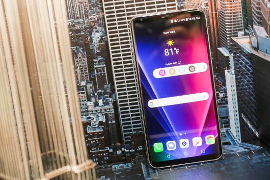 Tuy nhiên LG V30 có kích thước lớn hơn với màn hình 6 inch, sử dụng tấm nền OLED với độ sáng cao hơn, tương phản tốt hơn và bảng màu sống động hơn. 
