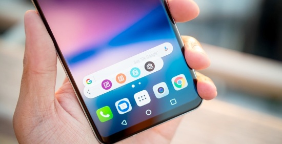 Trên LG V30, mặc dù màn hình không còn nhưng đi kèm thanh Floating Bar, đây là nơi đặt  những shortcut của các ứng dụng mà bạn hay dùng và cho phép truy cập nhanh từ bất kỳ đâu.