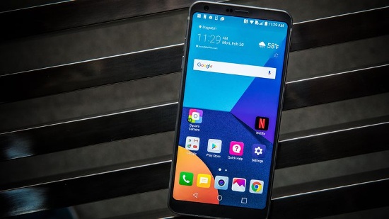 Phần cứng: Mặc dù ra mắt tháng 2/2017 nhưng LG chỉ trang bị cho G6 bộ vi xử lý Snapdragon 821 thay vì Snapdragon mới 835, kèm GPU Adreno 530, RAM 4GB và bộ nhớ trong 32/64GB và hỗ trợ khe cắm thẻ nhớ mở rộng microSD tối đa 2TB. 