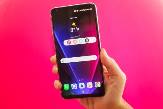 LG V30 ấn tượng hơn với bộ vi xử lý Qualcomm Snapdragon 835 mạnh nhất hiện nay, nhưng bộ nhớ RAM thì tương đương và bộ nhớ trong có hai phiên bản 64GB cho bản thường và 128GB cho phiên bản V30 Plus, tất nhiên thiết bị cũng hỗ trợ khe cắm thẻ nhớ mở rộng như G6. 