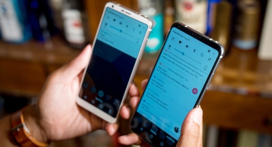 Với cấu hình phần cứng mạnh, cả LG G6 và V30 đều có thể vận hành trơn tru mượt mà mọi thao tác, hầu như không thấy độ trễ, lag ngay cả khi mở cùng lúc nhiều ứng dụng. Khả năng chiến các loại game đồ hoạ nặng cũng không làm khó được hai thiết bị này. 