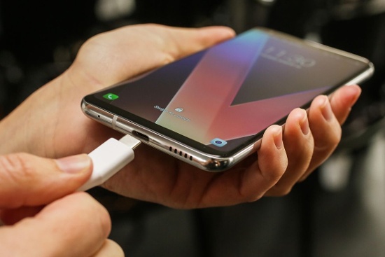 Âm thanh luôn là một phần quan trọng trong trải nghiệm của dòng V, vì vậy LG V30 tiếp tục được trang bị chip Quad DAC cao cấp, bộ bộ lọc kỹ thuật số, cài sẵn âm thanh và khả năng sử dụng bộ thu thoại như một micrô để cải thiện ghi âm.